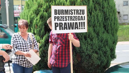 "Burmistrzu przestrzegaj prawa!". Pani Maria będzie pikietować codziennie