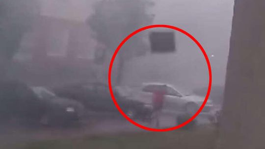 Burza postraszyła. Ten pieszy miał bardzo dużo szczęścia! Wideo