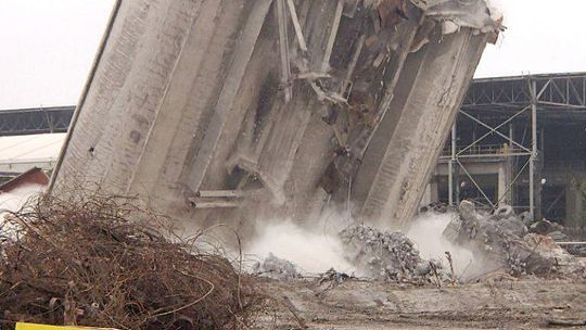 Burzą stare budynki cementowni w Chełmie