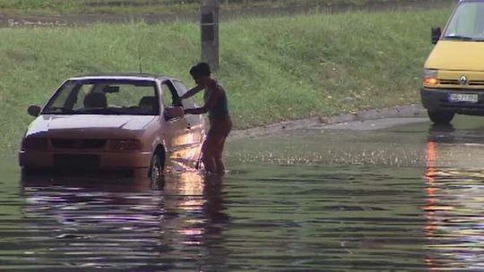 Burze nad południową Polską. Zalane ulice w Krakowie (wideo)