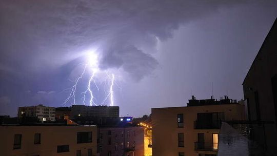 Burze z gradem. IMGW ostrzega