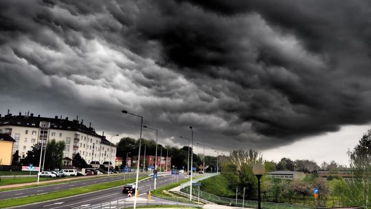 "Burze zawsze były naszą codziennością". Klimatolog o zjawisku burz i trąb powietrznych