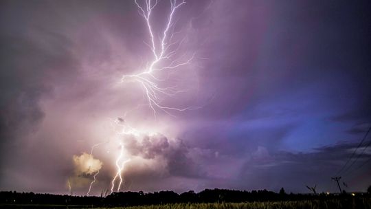 Burzowo w powiecie puławskim. Wiatr łamał gałęzie, grad uszkodził dach