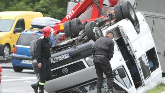 Bus dachował na Warszawskiej, wiele osób rannych (zdjęcia)
