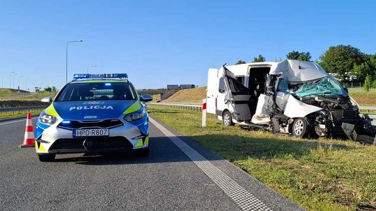 Bus najechał na ciężarówkę. Cztery osoby w szpitalu