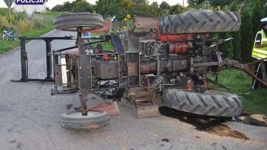 Bus najechał na przyczepę ciągnika. Dwie osoby w szpitalu