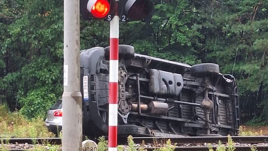 Bus przewrócił się na tory