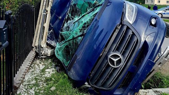 Bus uderzył w słup. Jechało nim osiem osób