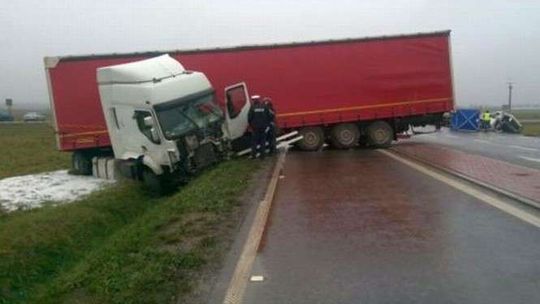 Bus wjechał pod ciężarówkę. Dwie osoby nie żyją, cztery są ranne