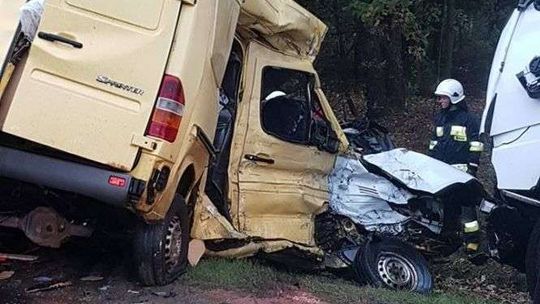 Bus wjechał pod ciężarówkę. Dwie osoby z Lublina nie żyją