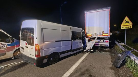 Bus wjechał w naczepę ciężarówki. Dwie osoby trafiły do szpitala