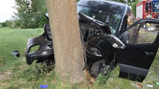 Bus wypadł z drogi i uderzył w drzewo. Trzy osoby ranne