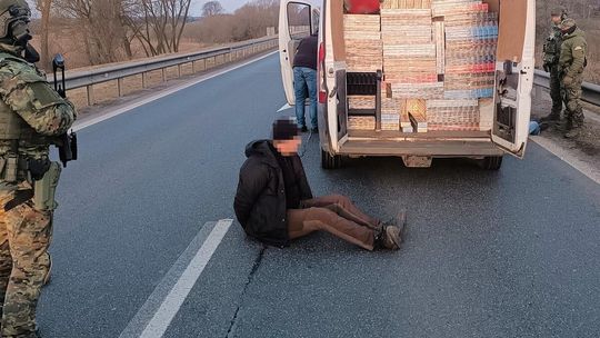 Bus wypchany po dach kontrabandą. Służby przejęły papierosy warte ponad 1,5 mln zł