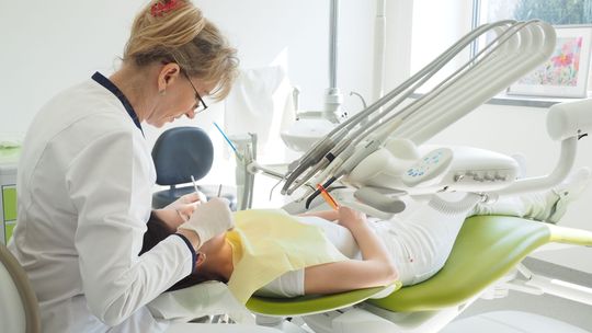 Bus z dentystą na pokładzie ruszy leczyć dzieciom zęby 