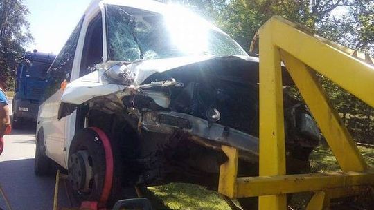 Bus z pasażerami uderzył w tył ciężarówki. Są ranni