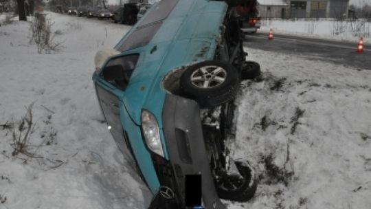 Bus z pasażerami wpadł do rowu