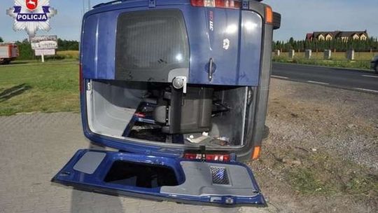 Bus z Serbami wjechał do rowu. Trzy osoby w szpitalu