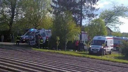 Bus zderzył się z audi. Dziewięć osób trafiło do szpitala