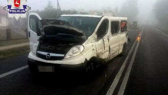 Bus zderzył się z ciężarówką podczas wymijania. Dwie osoby ranne
