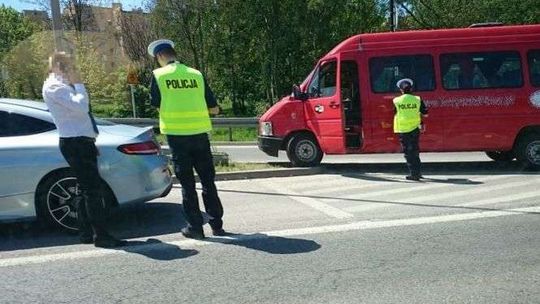 Bus zderzył się z osobówką. Jedna osoba trafiła do szpitala