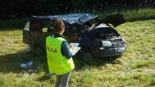 Bus zjechał z drogi i kilka razy dachował. Nie żyje 65-letni kierowca