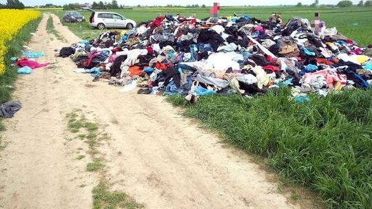 Buty, spodnie, koszule. Policja sprawdza, kto wyrzucił ubrania na pole