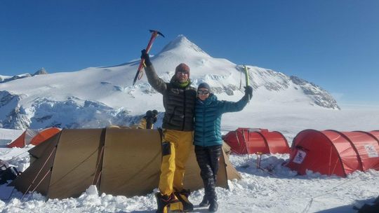 Bychawianka i Łodzianin na najwyższym szczycie Antarktydy. Relacja prosto z lodowca