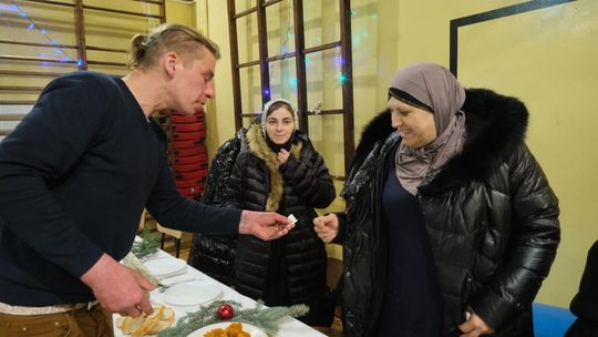 Bycie ze sobą, wspólne kolędowanie i łamanie się opłatkiem. Wigilia dla uchodźców i ubogich w Lublinie [zdjęcia]