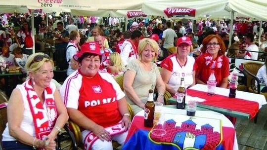 Bydgoscy politycy zrobili sobie obrus z flagi 