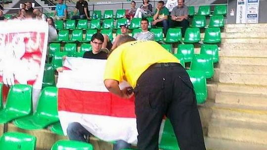 Bydgoszcz: Białoruscy kibice wyrzuceni z meczu za flagi