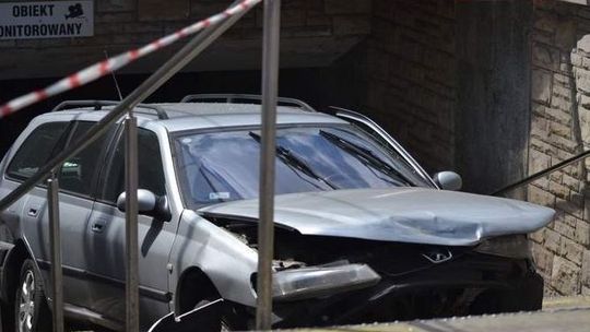 Bydgoszcz. Samochód wjechał w przejście podziemne
