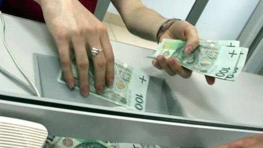 Był bardzo przekonujący. Jego ofiara, żeby stracić pieniądze oszukała nawet kasjerkę w banku