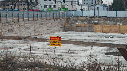Był dworzec PKS, jest rozkopany plac. Budowa nowoczesnego biurowca w Chełmie utknęła 