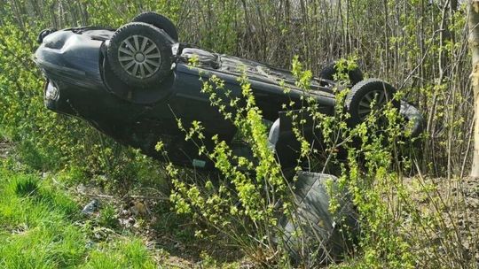 Był pijany, a i tak wsiadł do samochodu. Jazdę zakończył dachowaniem i uciekł