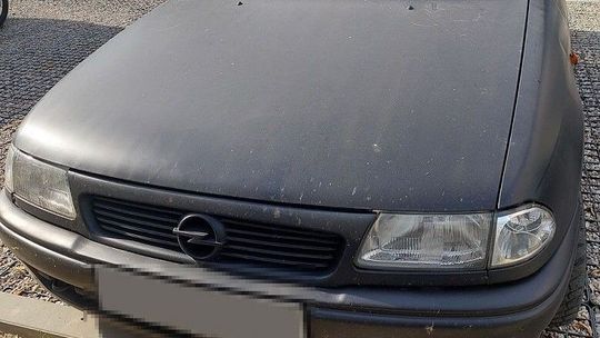 Był poszukiwany. Wpadł, bo jechał bez światła 