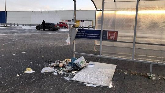 Był supermarket, zostały śmieci. Kto posprząta na parkingu po Tesco?