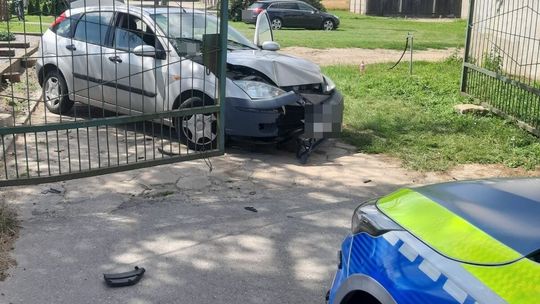 Był tak pijany, że wjechał w bramę i nie mógł się utrzymać na własnych nogach