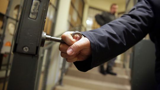 Był tak pijany, że zjeżdżał samochodem na trawnik. Współpracownicy pytają o konsekwencje Był tak pijany, że zjeżdżał samochodem na trawnik. Współpracownicy pytają o konsekwencje