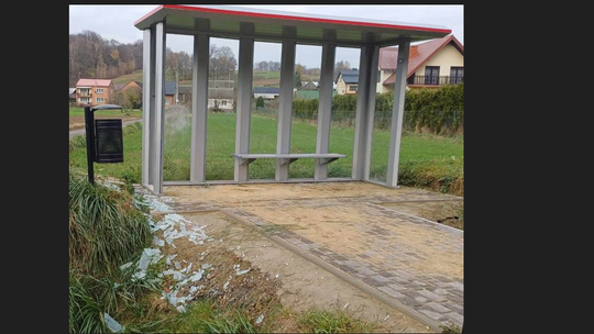 Był zdenerwowany, więc zdemolował przystanek