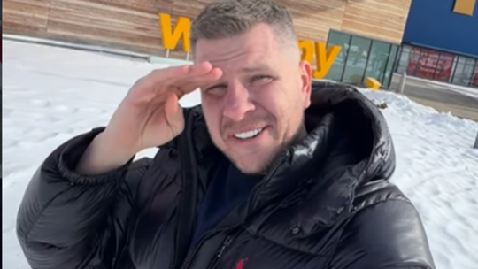 Filip Chajzer na tle Skende Shopping