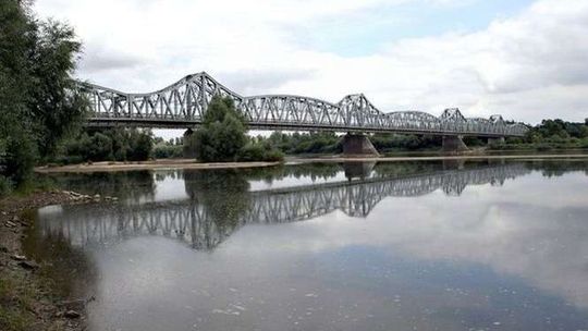 Była pijana i chciała skoczyć z mostu. Uratowali ją policjanci