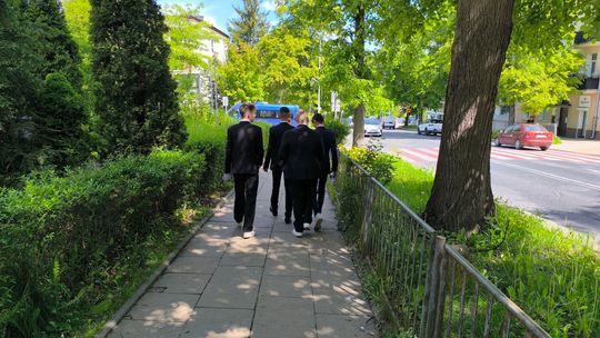 "Byli jacyś Chłopcy z placu Broni"...  Ósmoklasiści rozpoczęli egzaminy