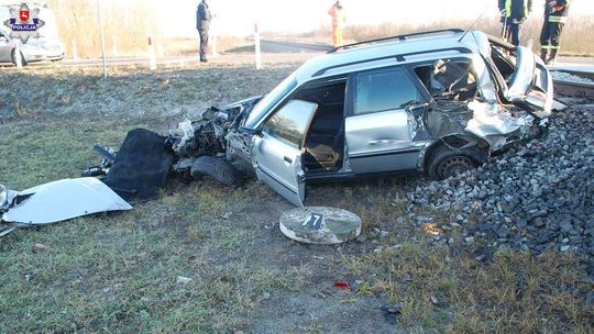 Byli o krok od tragedii. Skończyło się na zniszczonych samochodach i… uszkodzonych wagonach