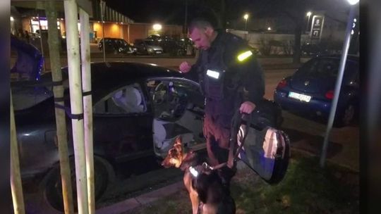 Byli pod wpływem narkotyków i uciekali przed policją. W aucie były kilkumiesięczne dzieci