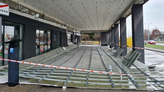 Było blisko tragedii. Sufit runął na ziemię 