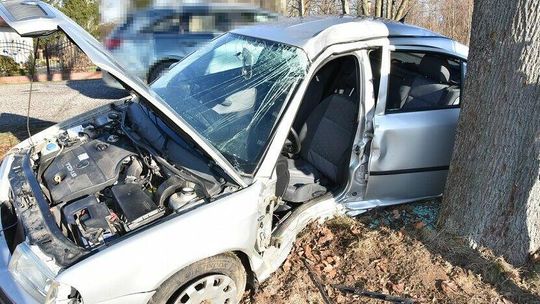 Było ślisko. 24-latka rozbiła skodę na drzewie