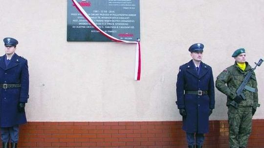 Były komendant milicji przed sądem. Odpowie za internowanie. "Lepiej późno, niż wcale"