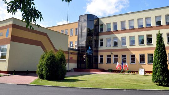 Były prezydent piętnuje zarobki w spółce. A obecny zastępca wypomina rady nadzorcze żony posła