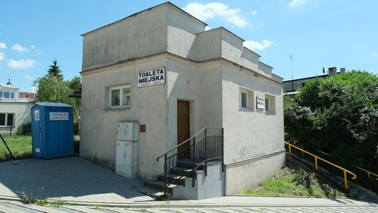 Były protesty mieszkańców i spór o liczbę kabin. W tym mieście może w końcu uda się odnowić szalet