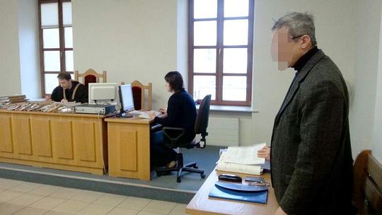 Były wójt oskarżony. Miał się znęcać nad dyrektorką